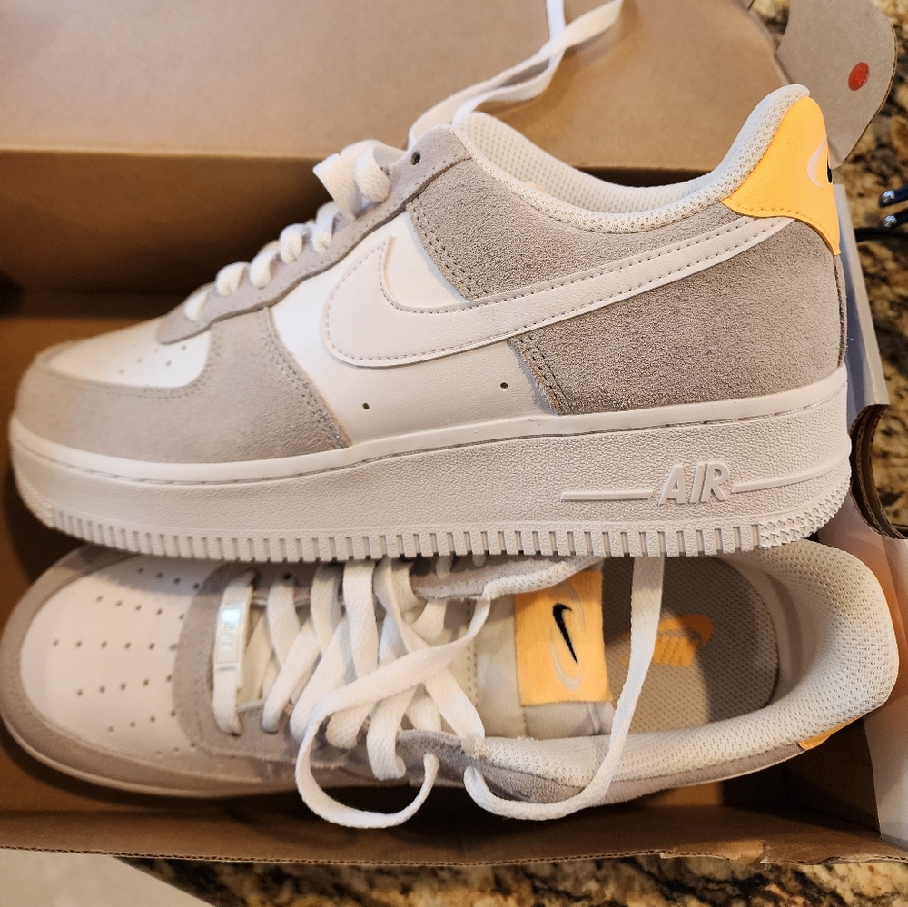 Woman's Nike Sneakers